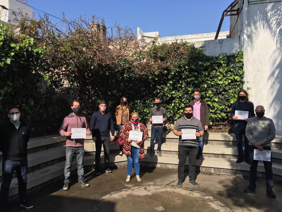Egresados del curso de Apps Móviles para Android con sus certificados, junto a docentes y organizadores del programa.